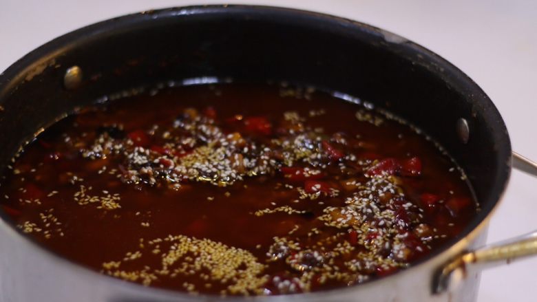 秘制黑松露牛肉酱,把所有材料混合,加入豆瓣酱熬30分钟,期间要不停的搅拌,防止底面结糊