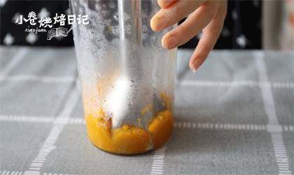 天渐微凉,来一份甜蜜暖暖心,将蒸熟的南瓜放入料理机,搅成泥。