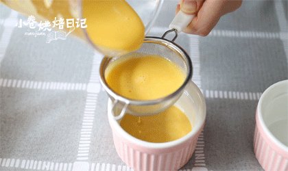 天渐微凉,来一份甜蜜暖暖心,将搅拌好的南瓜布丁过筛入容器中。