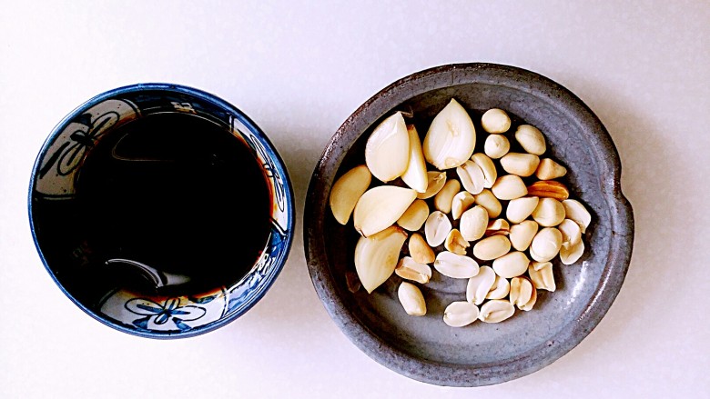 菠菜鸡蛋卷,调味汁勾兑好,蒜和<a style='color:red;display:inline-block;' href='/shicai/ 671'>花生仁</a>备用