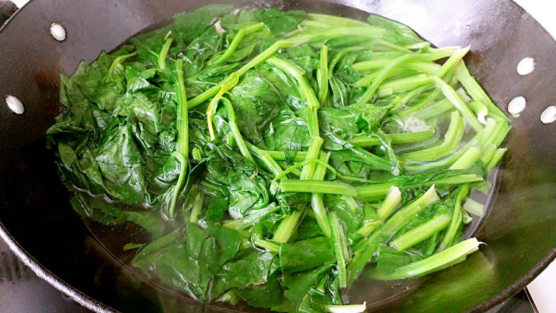 菠菜鸡蛋卷,菠菜放入烧开水的锅里,放一小捏盐,滴几滴植物油,烫煮1分钟即可捞出控水,挤干里面的水