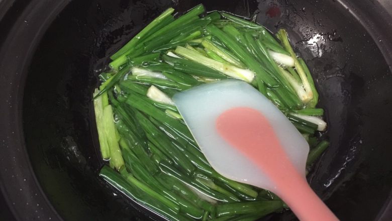 早餐自制手擀葱油捞面,待葱白稍微变色时放入葱绿