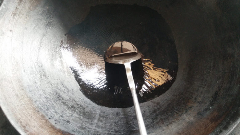 家常炒河虾,烧红锅灶,放少许油烧热
