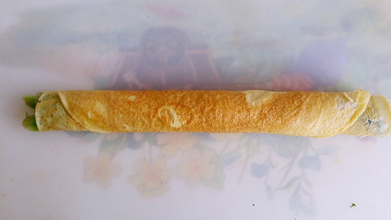 菠菜鸡蛋卷,卷成菠菜卷,一定要卷紧实点。防止切段的时候散开。