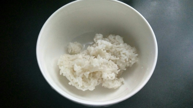 剩米饼,<a style='color:red;display:inline-block;' href='/shicai/ 6501'>剩米饭</a>一小碗(这个碗比较大,方便搅拌)