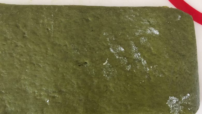 早餐抹茶香脆豆,边边角角切掉,切成长方形,当然,边角料还是要的~这里只是为了好看