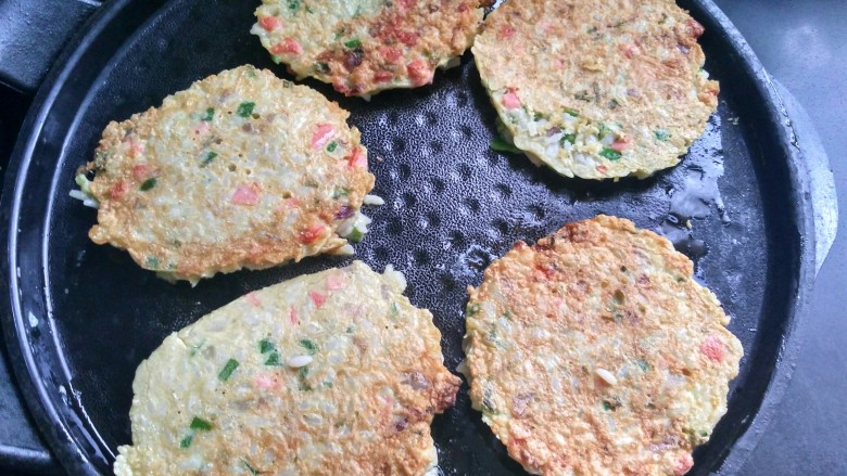 剩米饼,将搅拌好剩米饭用勺舀入电饼铛,一面煎好以后小心的翻面。