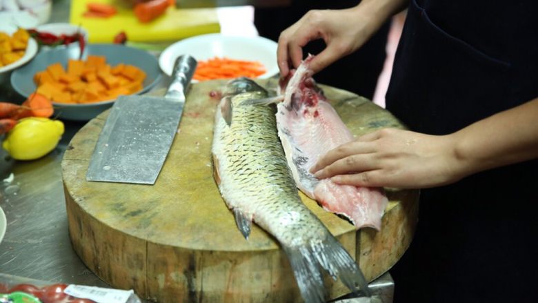 泰式咖喱🐟饼,将<a style='color:red;display:inline-block;' href='/shicai/ 397'>草鱼</a>洗净,用刀去除鱼头鱼鳞鱼刺