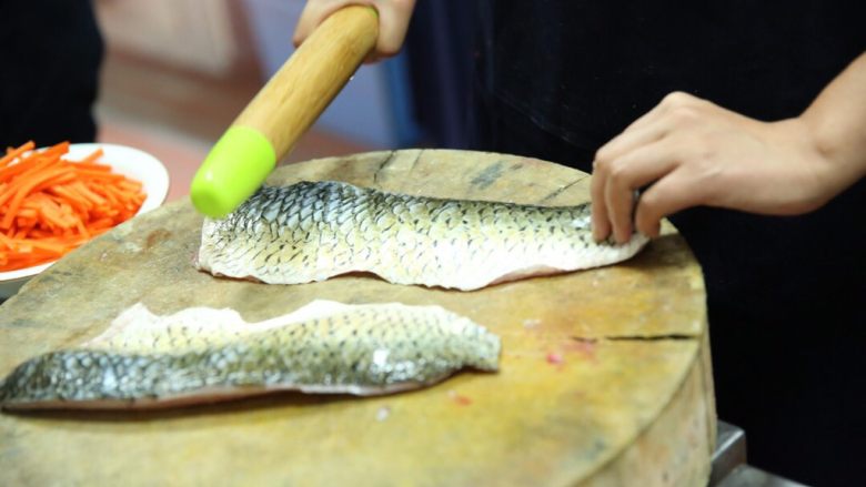 泰式咖喱🐟饼,用擀面杖拍松