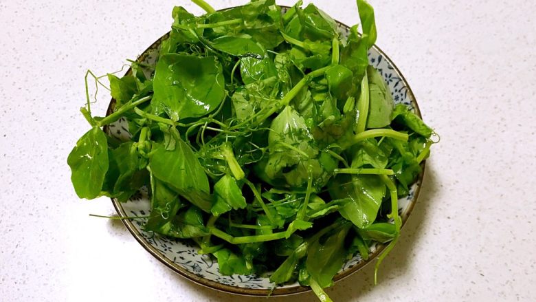 豌豆尖肉末米线,<a style='color:red;display:inline-block;' href='/shicai/ 3269'>豌豆尖</a>清洗干净,沥干水分