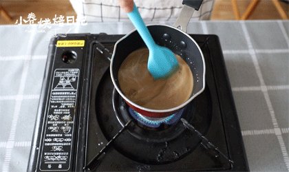 白馒头吃腻了?来一款滋补红糖馒头吧,要一直搅拌,糖差不多融化了就关火。