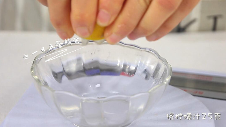 蛋黄沙拉酱 宝宝辅食,零添加,更健康,<a style='color:red;display:inline-block;' href='/shicai/ 919'>柠檬汁</a>挤出汁备用。