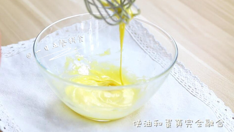 蛋黄沙拉酱 宝宝辅食,零添加,更健康,打发到蛋黄的颜色变浅,这时候是浓稠的糊。加一勺油,用打蛋器搅打,使油和蛋黄完全融合。