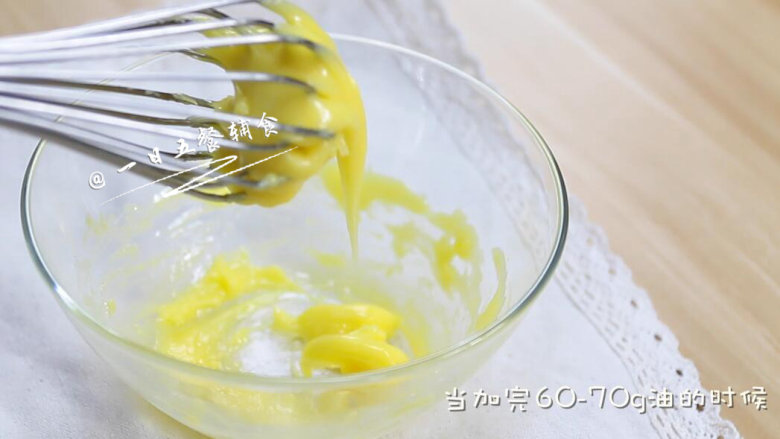 蛋黄沙拉酱 宝宝辅食,零添加,更健康,蛋黄糊越来越稠;当加完大约70g油的时候,蛋黄糊已经浓稠到搅不开。