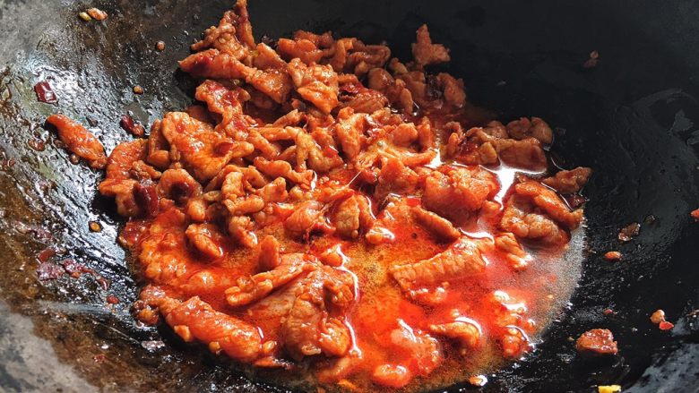 香辣过瘾 肉质鲜嫩的 水煮牛肉,倒入一小碗水 盖上锅盖,小火煮2分钟即可
(此时尝尝味道 觉得不够咸再适量加点盐)