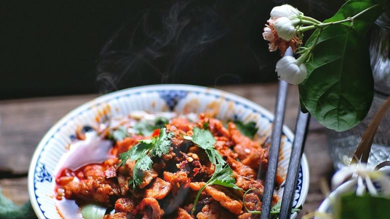 香辣过瘾 肉质鲜嫩的 水煮牛肉,热乎乎的汤汁+嫩滑的肉片,秋冬来一碗最好啦~