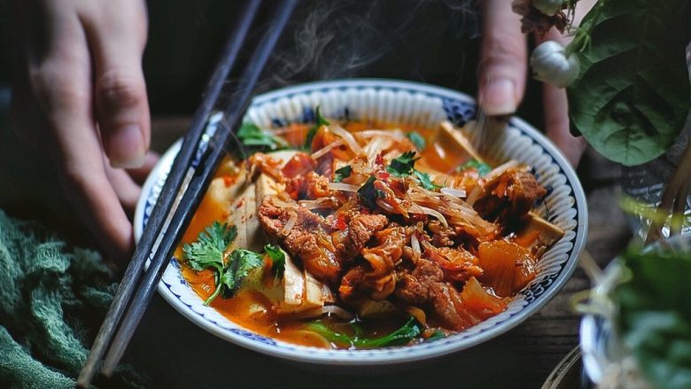 酸辣暖胃的 辣白菜豆腐锅,盛出,装入碗中,可以加几片香菜装饰一下 更好看