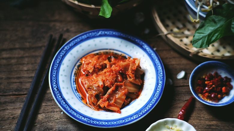 酸辣暖胃的 辣白菜豆腐锅,将泡菜取出 备用