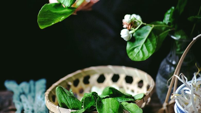 酸辣暖胃的 辣白菜豆腐锅,择菜，去掉油菜不好的叶子，掰成一片片的备用