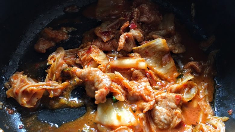 酸辣暖胃的 辣白菜豆腐锅,加入腌好的肉片,翻炒一会