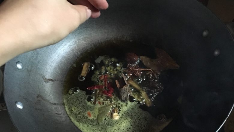 金汤嫩牛肉
,油烧热，加入各种香料。