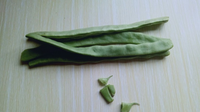 绿色美食+香炒翠绿豆角丝,首先将<a style='color:red;display:inline-block;' href='/shicai/ 3639'>豆角</a>去根,去尖,依次做完。