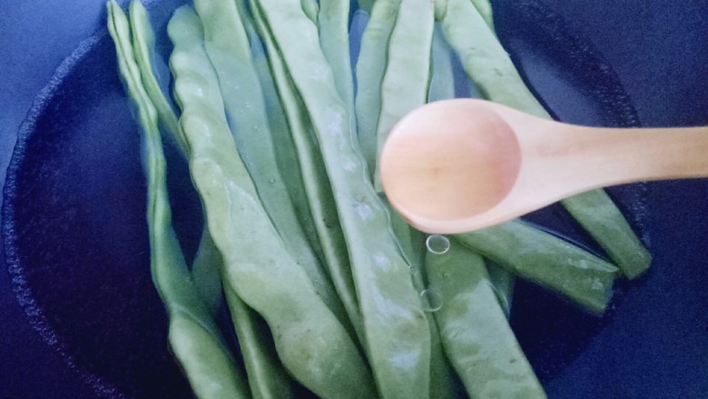 绿色美食+香炒翠绿豆角丝,豆角焯水,水烧开后加入豆角,加入少许食用油。