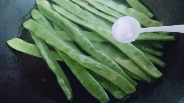 绿色美食+香炒翠绿豆角丝,再加入少许盐,这个方法焯绿色食物会保持绿色蔬菜原有的绿色。