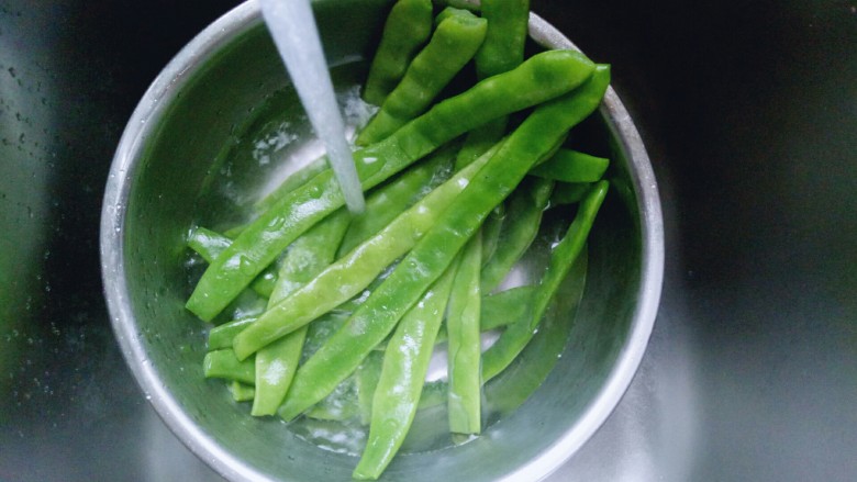 绿色美食+香炒翠绿豆角丝,焯水后捞出立即过冷水,捞出淋干水份。