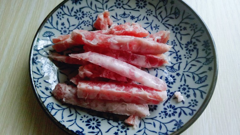 绿色美食+香炒翠绿豆角丝,将肉肠切条状备用。