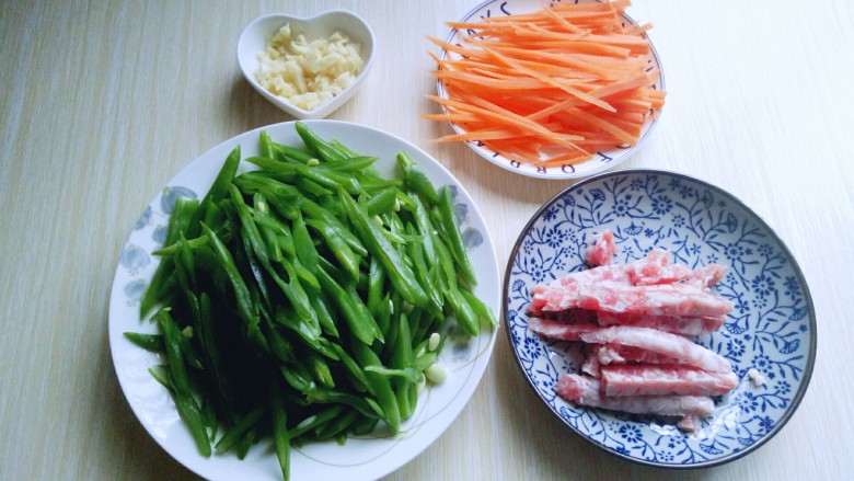 绿色美食+香炒翠绿豆角丝,所有食材准备完成。