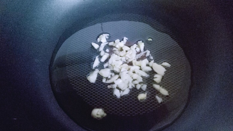 绿色美食+香炒翠绿豆角丝,起油锅,加入切好的蒜炒香。