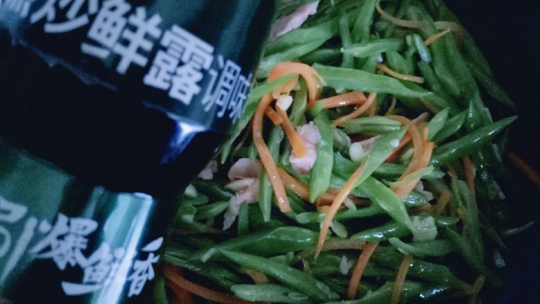 绿色美食+香炒翠绿豆角丝,加入鲜露提鲜。