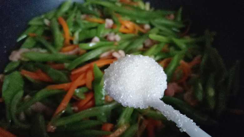 绿色美食+香炒翠绿豆角丝,再加入<a style='color:red;display:inline-block;' href='/shicai/ 10588'>糖</a>,快速翻炒,关火。
