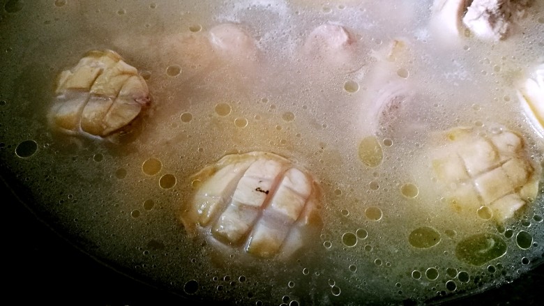 鲍鱼番鸭汤,加入鲍鱼,大火煮10分钟,起锅,加入盐调味。