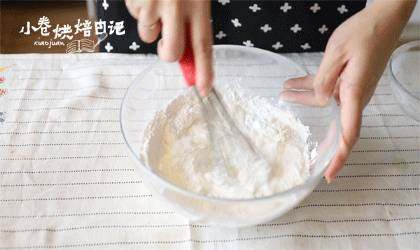 丹桂飘香的季节,给妈妈来一款美味清香的桂花糕吧~,筛入澄面粉和<a style='color:red;display:inline-block;' href='/shicai/ 520'>糯米粉</a>后搅拌均匀,不能有颗粒。