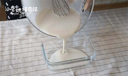 丹桂飘香的季节,给妈妈来一款美味清香的桂花糕吧~,将调好的粉浆倒入方盘中,轻轻震出粉浆中的起泡后室温静置40分钟。