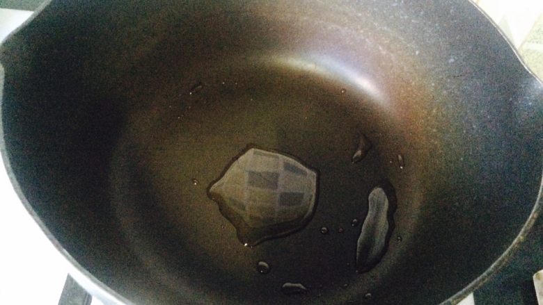 颜值在线的五彩虾仁,热锅冷油。油少一点,比平时做菜要少。