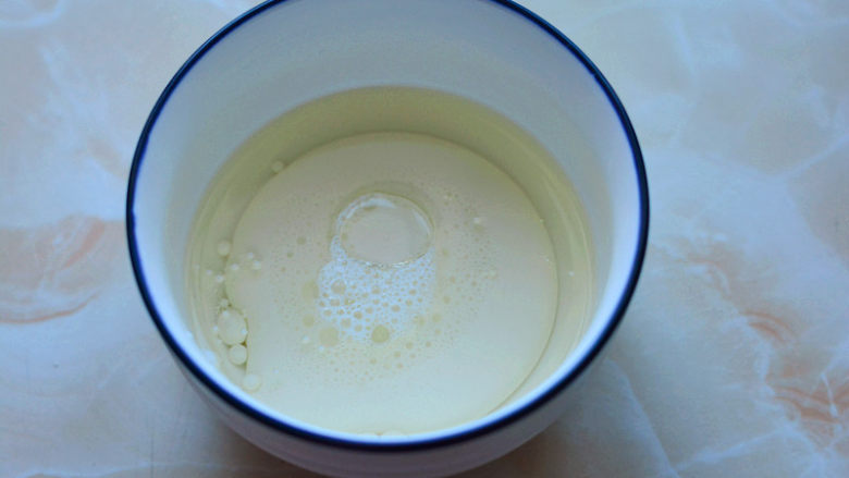 原味甜甜圈,<a style='color:red;display:inline-block;' href='/shicai/ 219'>牛奶</a>和玉米油混合在一起,搅拌均匀