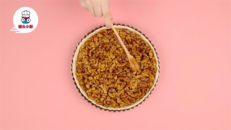 零失败补脑核桃派!,将核桃馅填入派皮中铺匀,放入烤箱170℃烤制约35分钟
