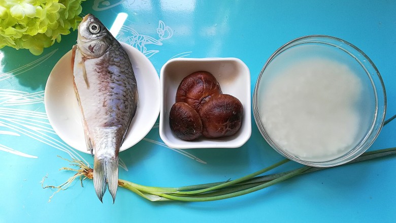 香菇鲫鱼汤粥,食材集体照来一张,鲫鱼是野生的,特别小一条,只有吧长得,香菇是提前20分钟泡发好的,<a style='color:red;display:inline-block;' href='/shicai/ 492'>大米</a>提前浸泡了30分钟(可以缩短煮粥的时间)