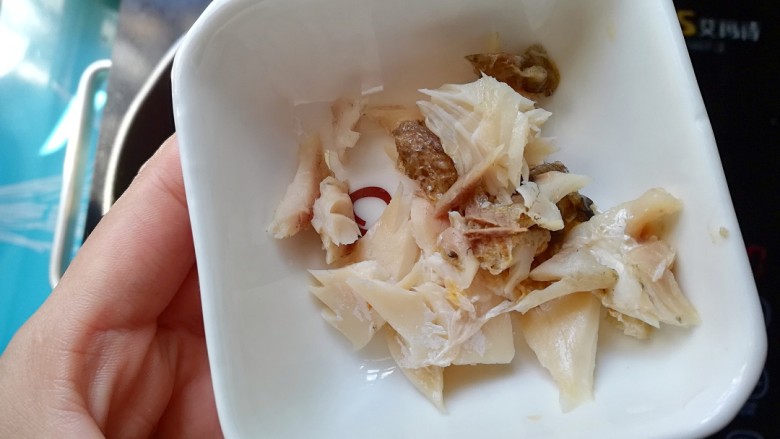 香菇鲫鱼汤粥,煮粥的过程将鲫鱼的鱼腹中的肉取出,去除鱼刺,倒入锅中煮1分钟