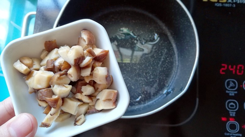 香菇鲫鱼汤粥,起锅热油,倒入香菇爆香