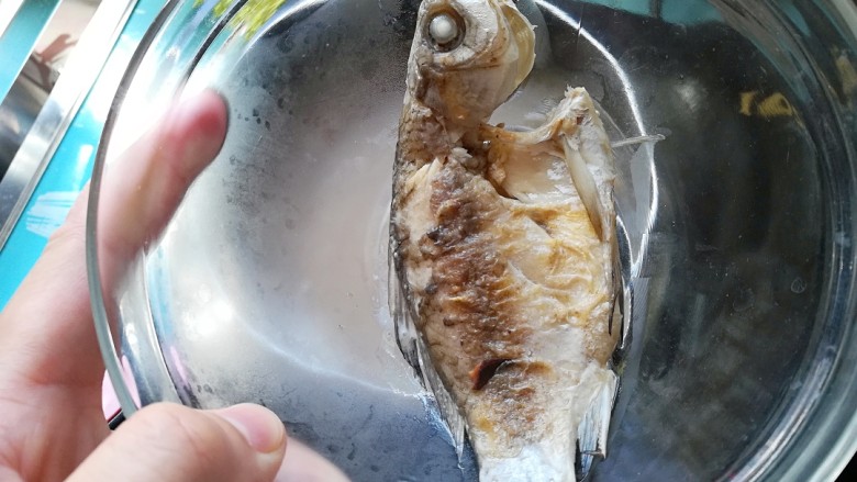香菇鲫鱼汤粥,倒入3碗开水煮20分钟后,将鲫鱼捞出