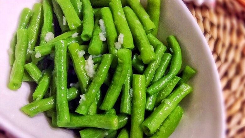 绿色美食+健康少油蒜泥拌长豆(豇豆),装盘享用吧
非常简单又美味的一道家常菜
喜欢的亲们不妨试试吧☺️