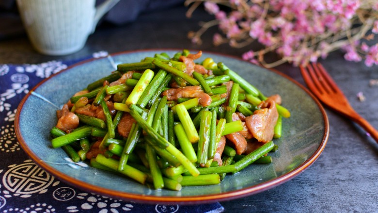 蒜苔炒肉,成品图