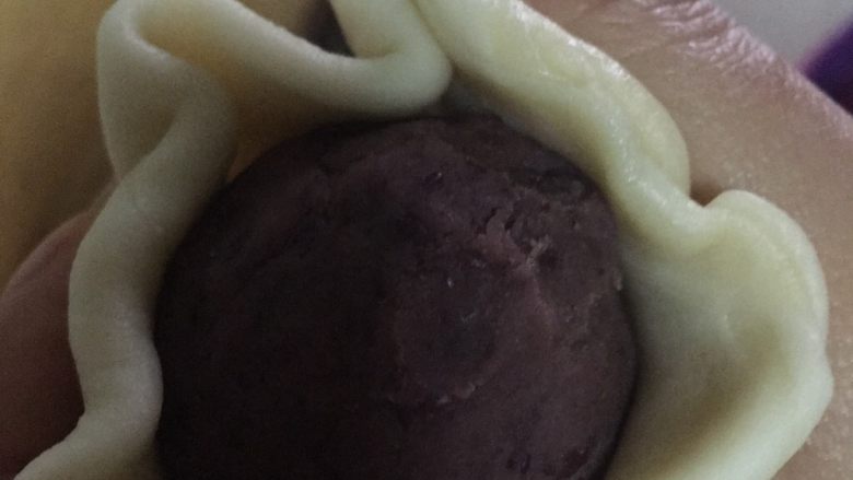 蛋黄酥,用油酥皮包裹蛋黄豆沙馅，收口向下