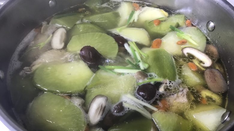#绿色美食#萝卜鸡汤,小火慢炖20分钟,萝卜熟软即可撒盐和<a style='color:red;display:inline-block;' href='/shicai/ 3250'>葱</a>。