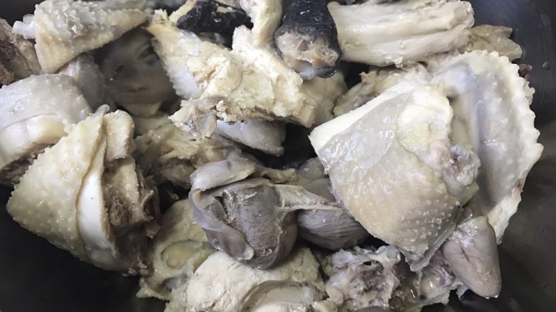 #绿色美食#萝卜鸡汤,捞出,温水洗去浮沫。这样再炖出来的汤会很干净。