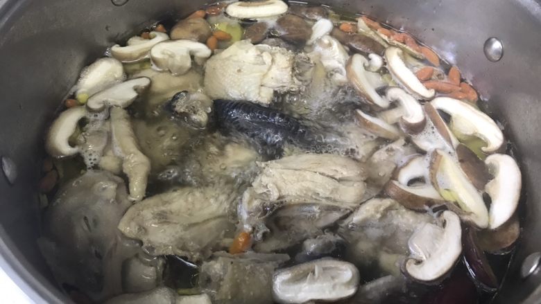 #绿色美食#萝卜鸡汤,继续小火慢炖1小时。看鸡的程度,注意炖这个鸡汤一定不要盖盖子,要用小火慢炖,鸡汤才会很清澈。千万不要用大火长时间的煮。